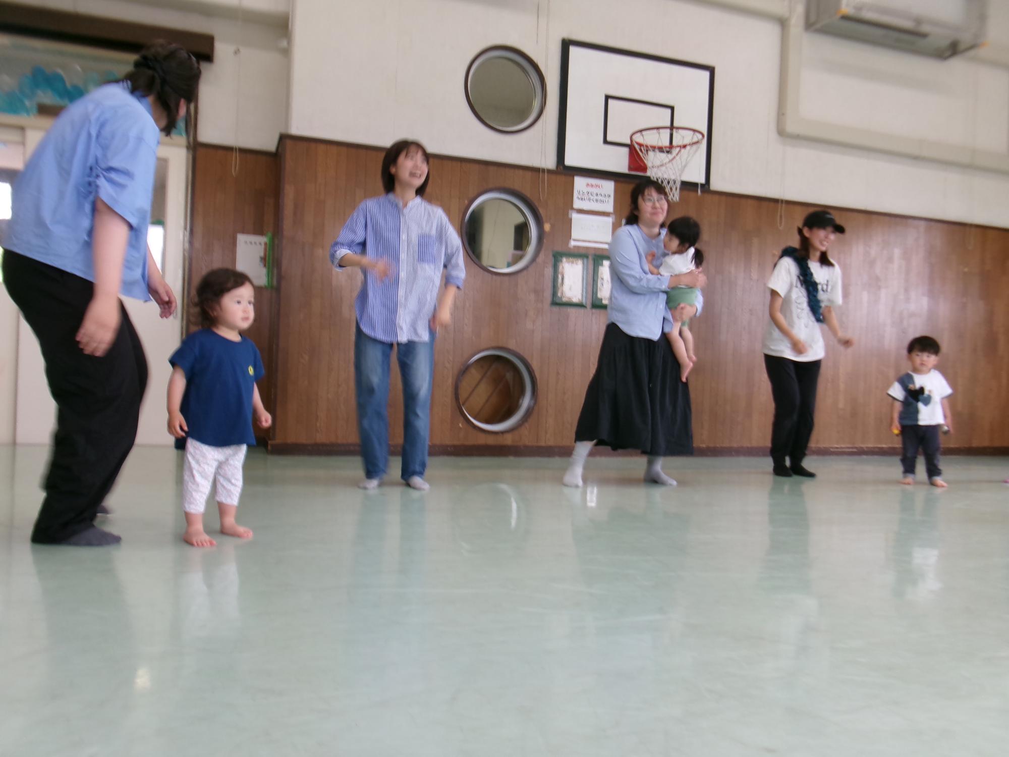 英語の歌に合わせて踊っている写真