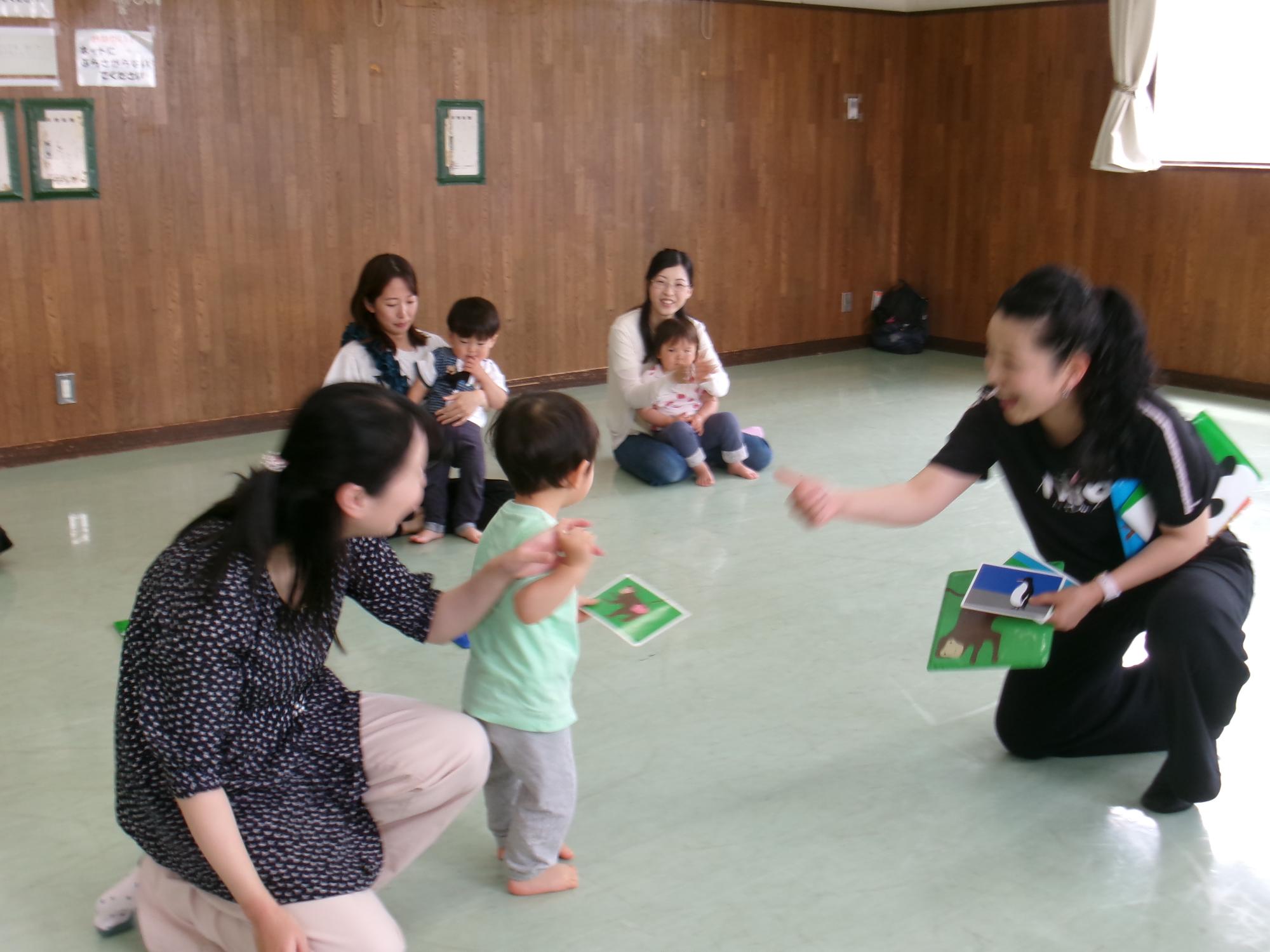 英語の動物カードを先生とやりとりしている写真