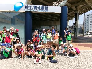 新江ノ島水族館前での集合写真