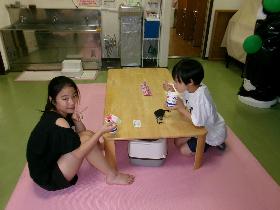 かきごおりを食べている写真