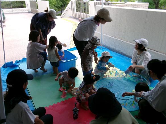 水遊びをしている様子
