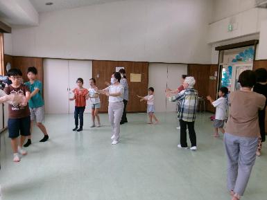 盆踊りの練習をしている様子