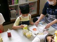 米粉の餃子の皮にケチャップをぬっている写真