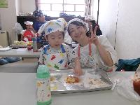 出来上がったピザを食べている写真