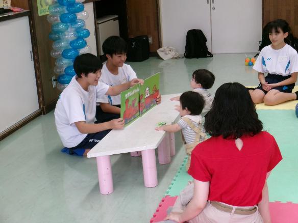 読み聞かせを聞いている様子