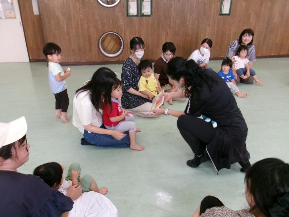 しかけ絵本を動かしている様子
