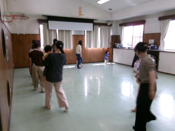 体を動かすダンスをしている様子