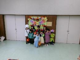 ハロウィンの仮装をして写真を撮っているところ