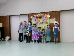 ハロウィンの仮装をして写真を撮っているところ