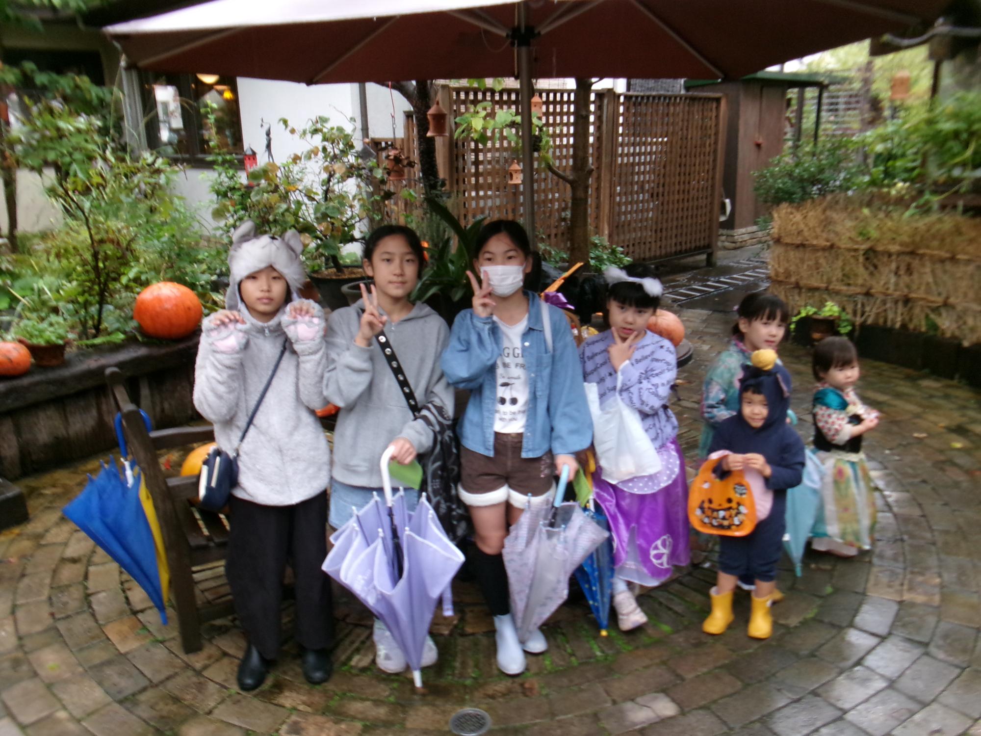 近隣のお店での集合写真を撮っているところ