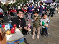 けん玉体験ブースで楽しくけん玉をしている写真