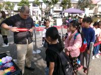 バルーンブースで好きなバルーンを作ってもらっている写真