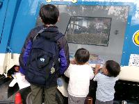 スケルトン車の中をのぞいている写真