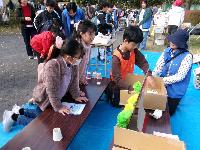 子ども実行委員の無料ゲームブースの紙コップ射的