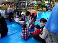 ミニ缶バッジづくりをしている写真