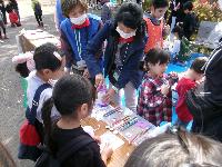 ミニ缶バッジづくりをしている写真