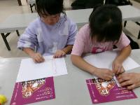 フェルトを使ってロールケーキを作っている写真