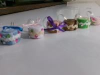 完成したフェルトのロールケーキストラップの写真