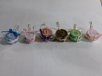 完成したフェルトのロールケーキストラップの写真