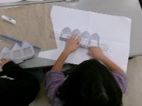 ペーパークラフトでランタンを作っている写真