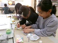 ペーパークラフトでランタンを作っている写真