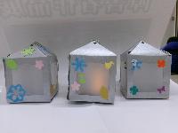 完成したペーパークラフトのランタン