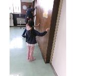 集会室の壁を拭いている写真