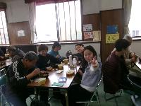 みんなでカレーライスを食べている写真