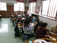 地域の大人と子どもたちが一緒になってカレーランチを楽しんでいる写真