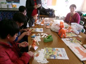 紙ロバを作成している様子