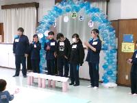 中学生が並んで自己紹介をしているところ