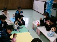 中学生が絵本の読み聞かせをしているところ