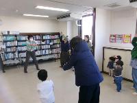 幼児親子が体操をしているところ