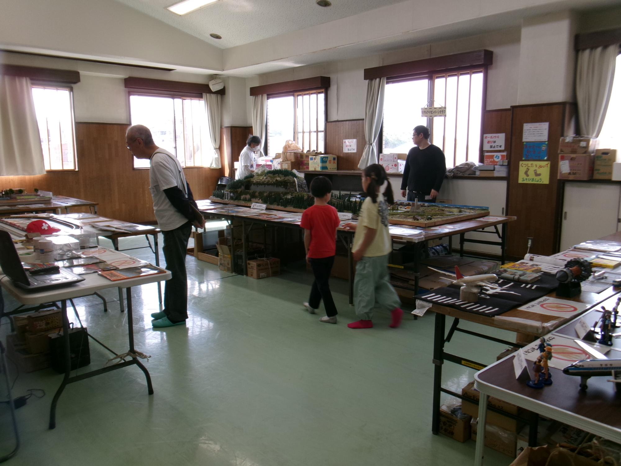 参加した小学生児童が鉄道のジオラマを眺めている様子の写真