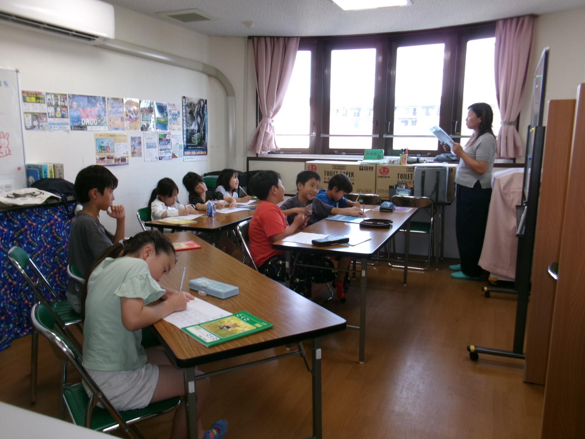 学習室で書き方教室をする参加者の様子の写真