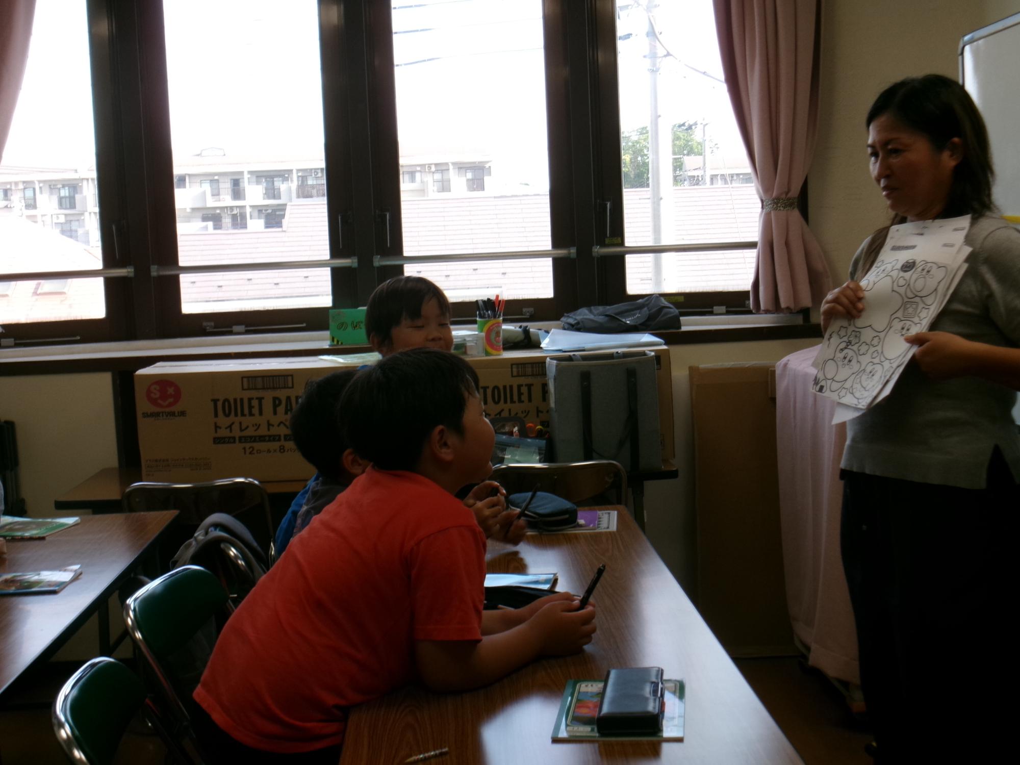 講師の説明を熱心に聞く小学生の参加者の様子の写真