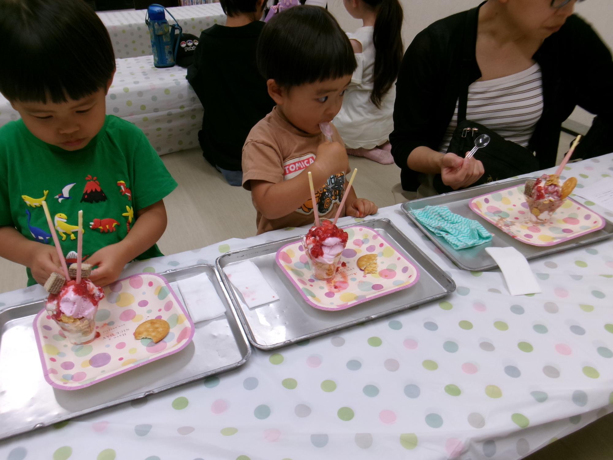 パフェを食べる幼児親子の様子の写真