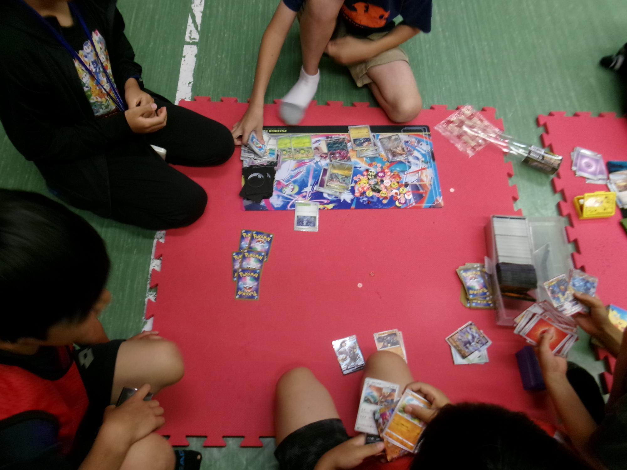 ポケモンカードで対戦をする参加児童の様子の写真