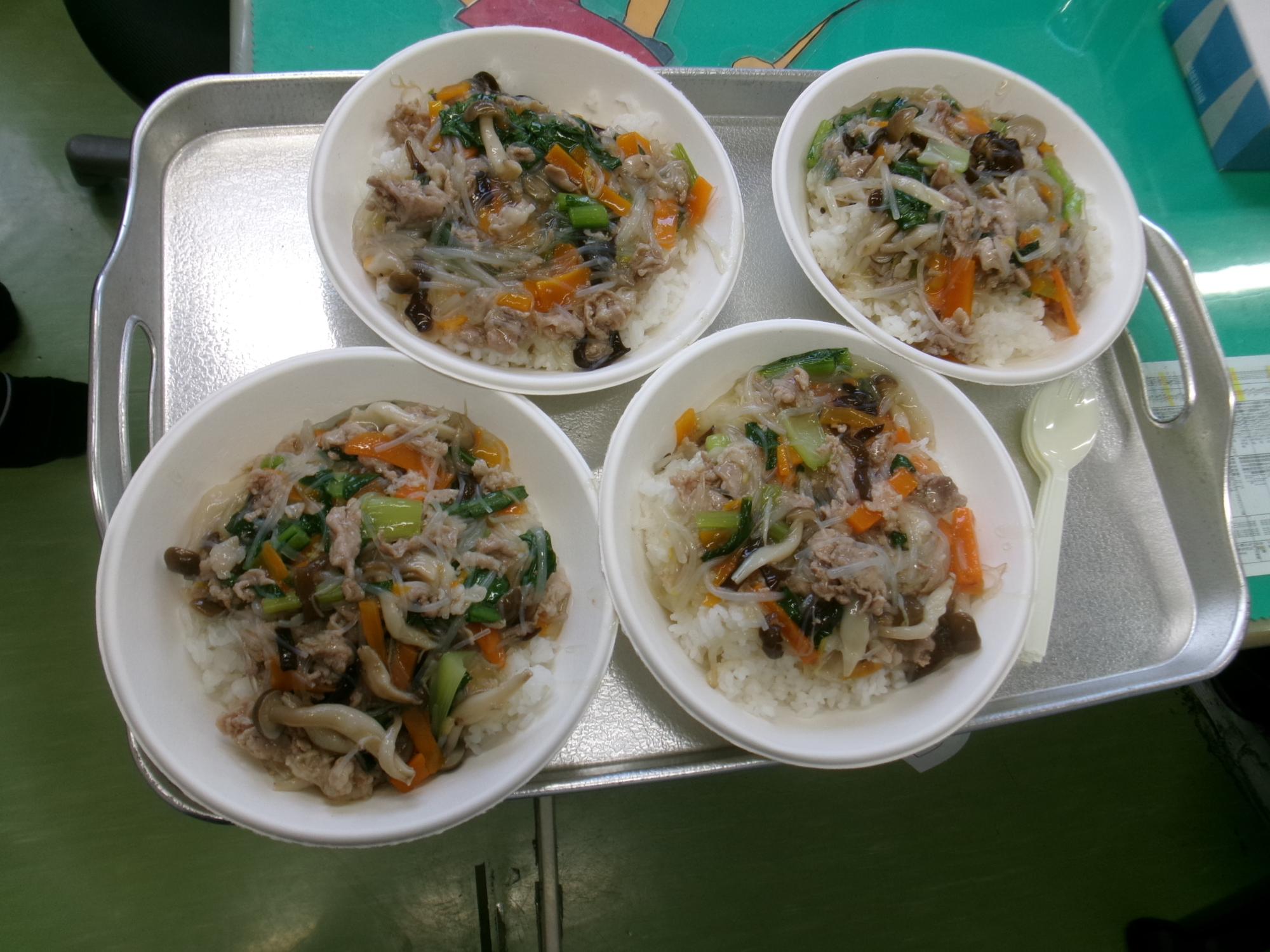あさお食堂でふるまった完成した中華丼の写真