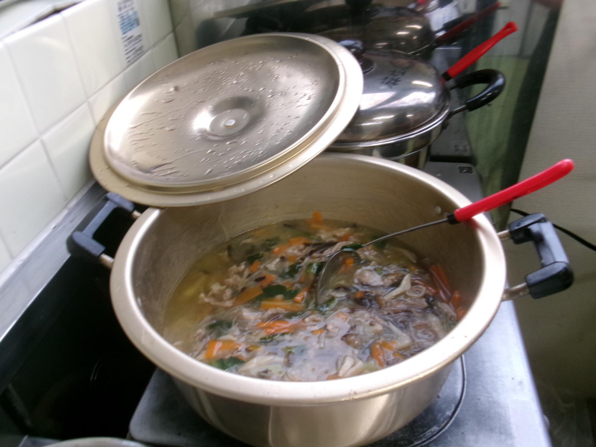 鍋いっぱいの中華丼の写真