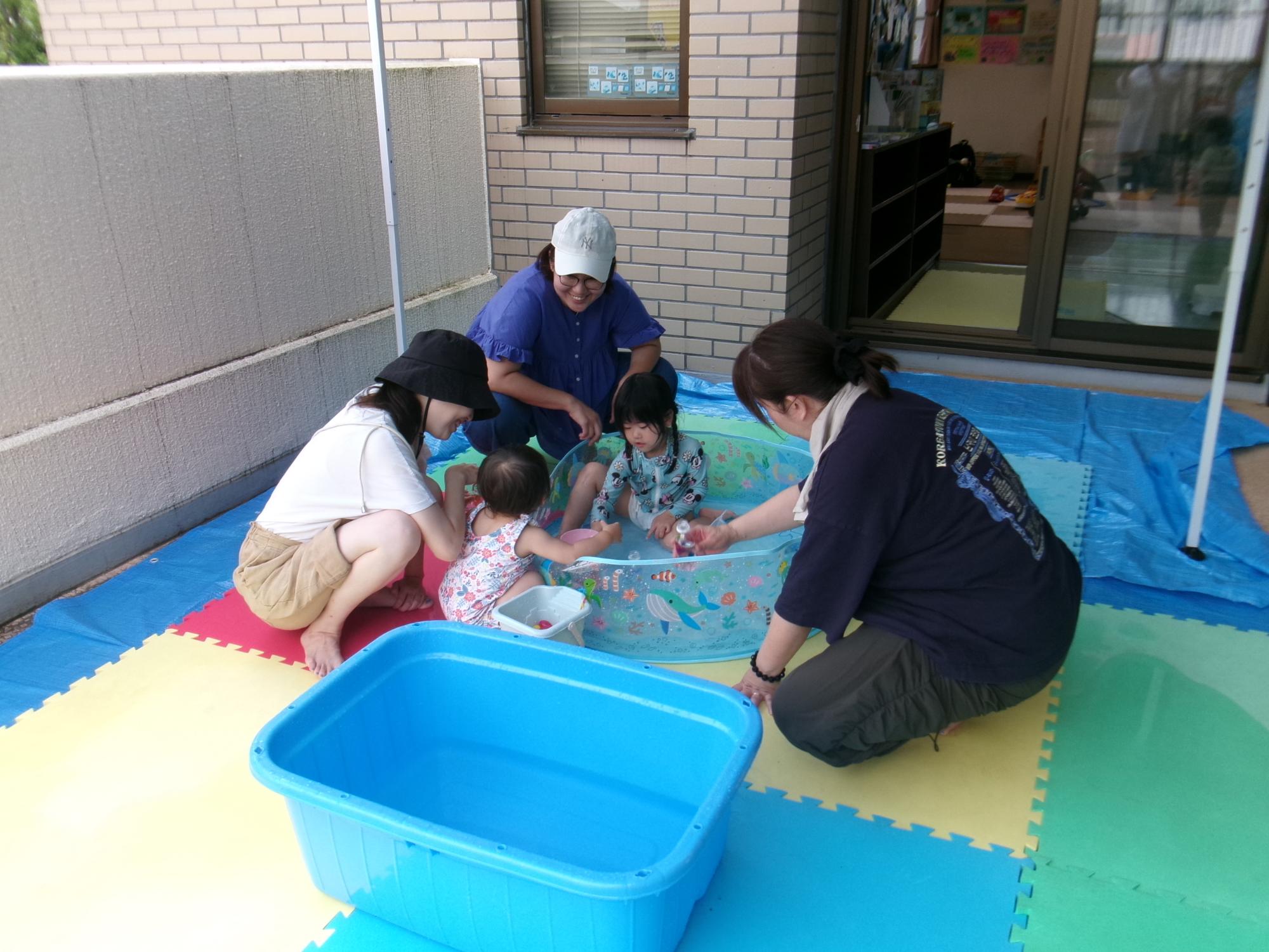 水遊びをしている様子