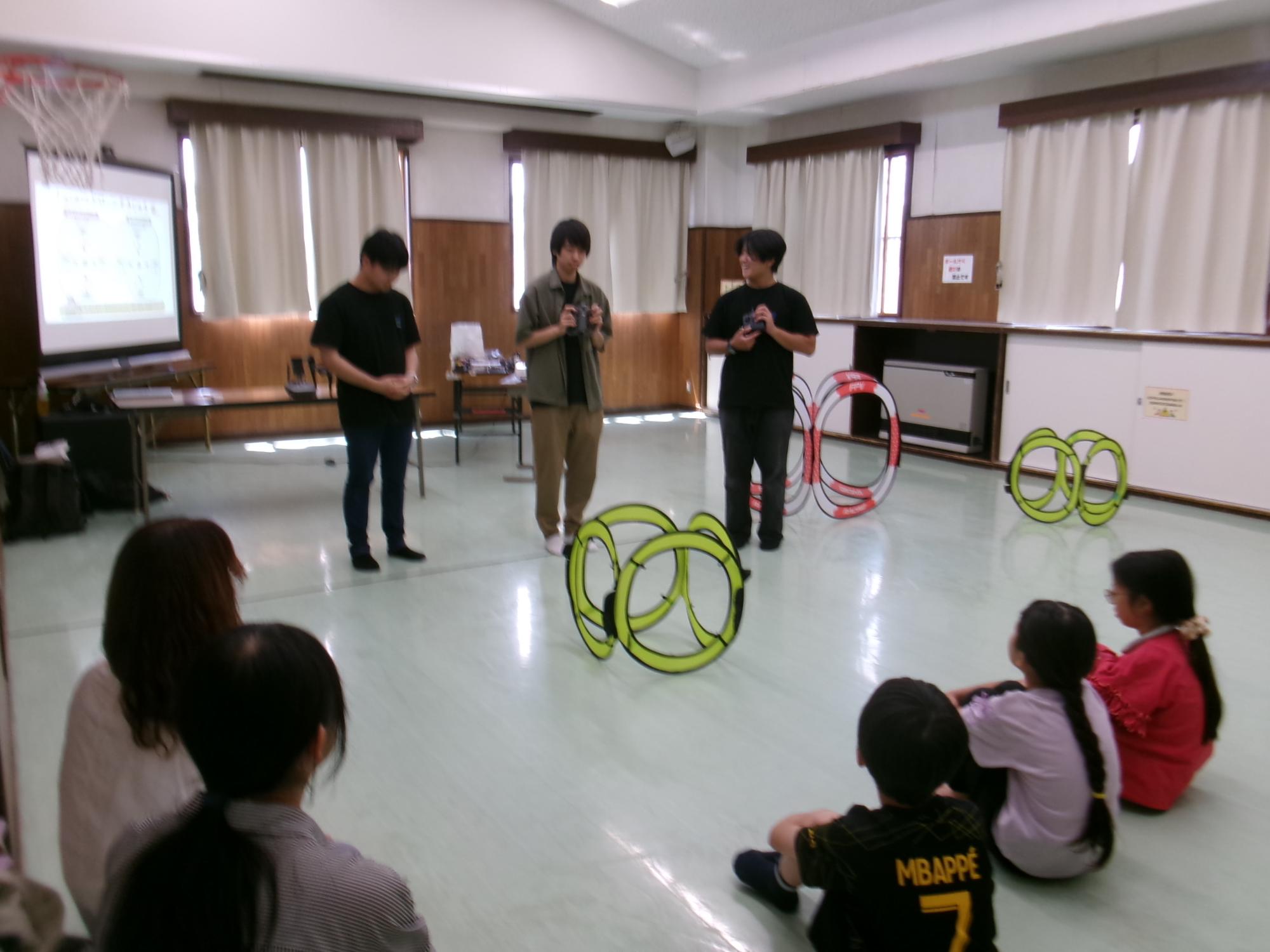 講師3名による説明を聞く参加者の様子の写真