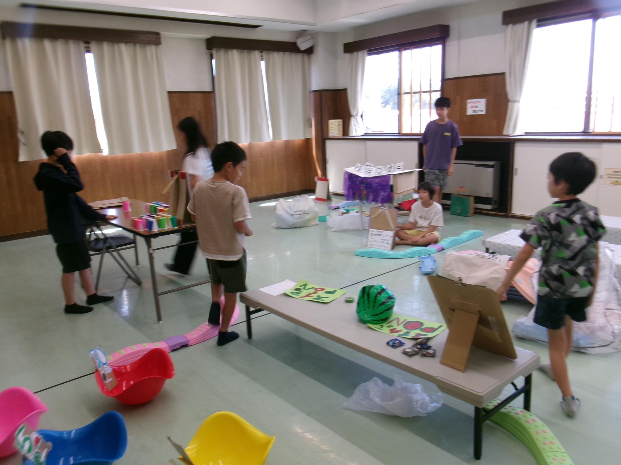 子ども実行委員が会場準備をしている様子の写真