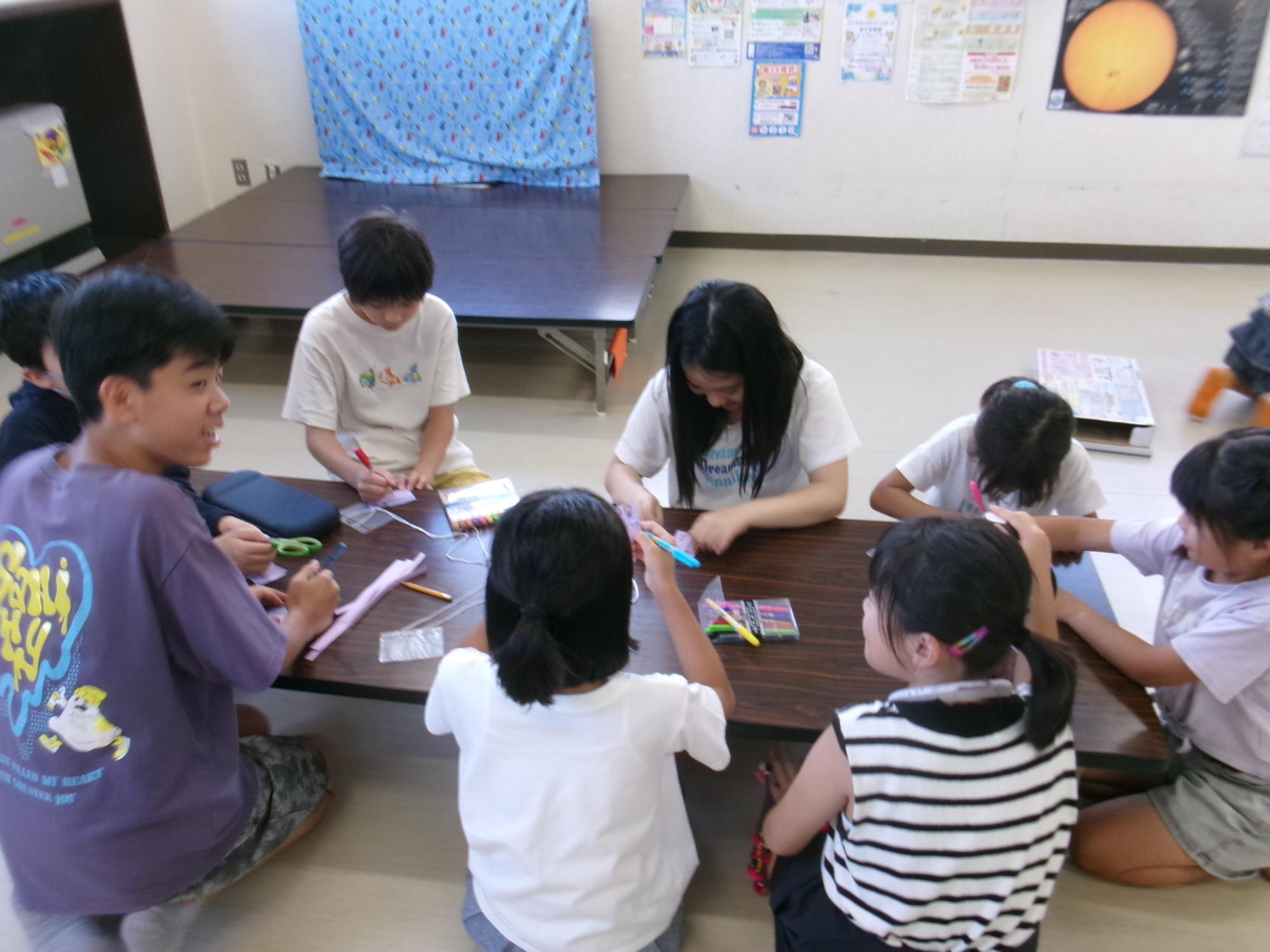 子ども実行委員が自分の名札を作っている様子の写真