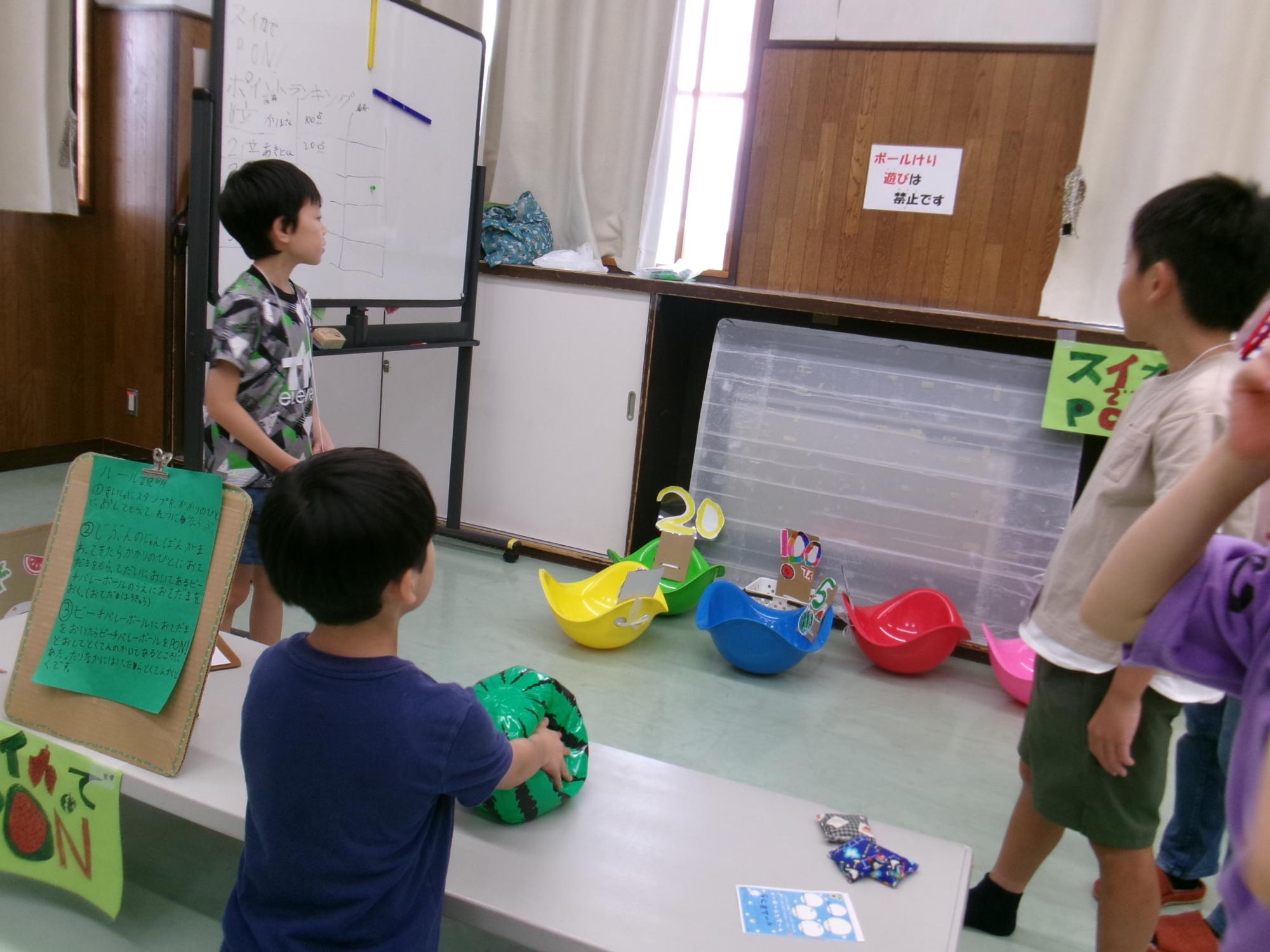オリジナルゲームの「スイカでPON」で遊ぶ小学生児童の様子の写真