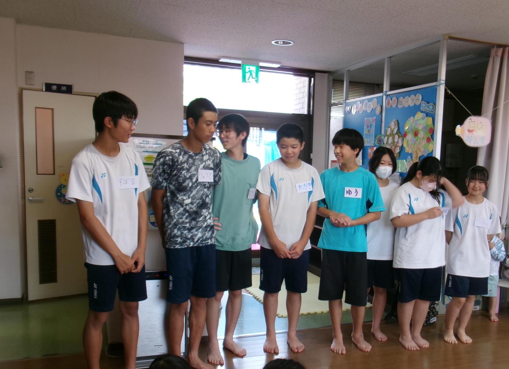 ボランティアでやってきた近隣の中学校の生徒の写真