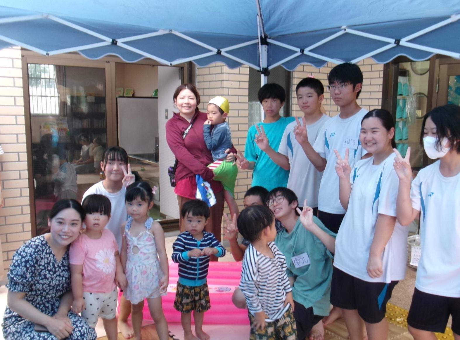 まころんに参加してくれた乳幼児親子と中学生の集合写真