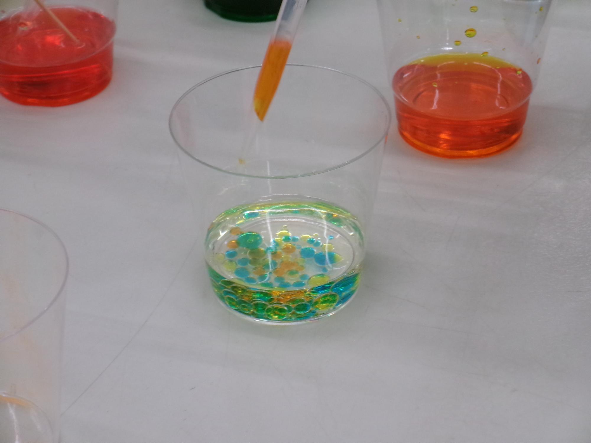 色水を油の中に落とす実験の様子の写真