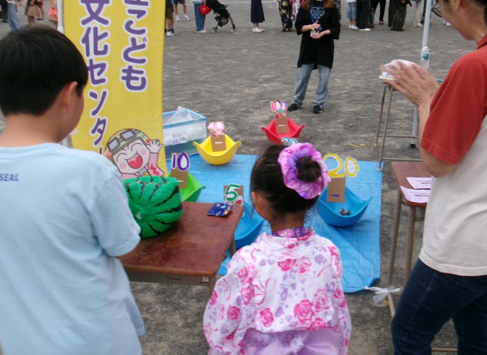 こ文のオリジナルゲーム「スイカでPON」で遊ぶ参加者の様子の写真