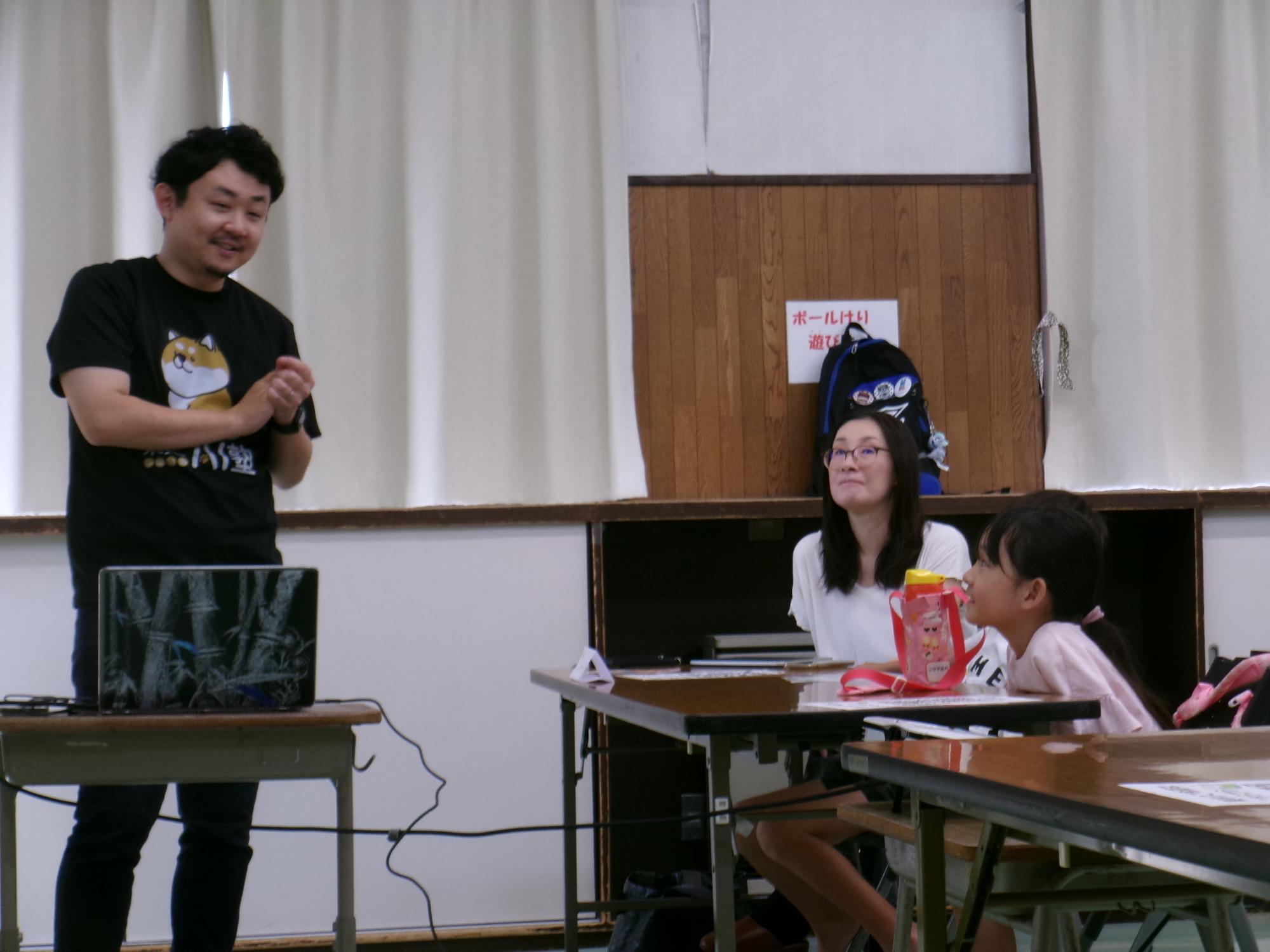 講師に質問をする参加児童と答える講師の写真